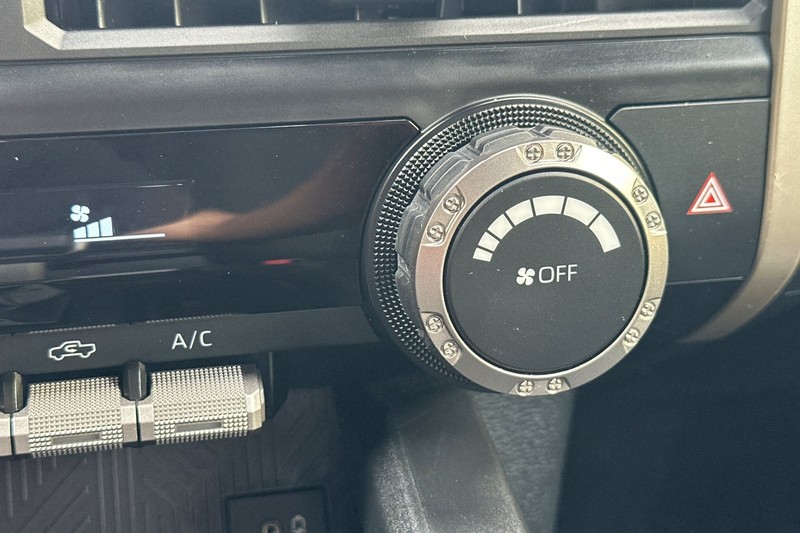 Toyota Tacoma 4WD Vehicle Full-screen Gallery Image 29