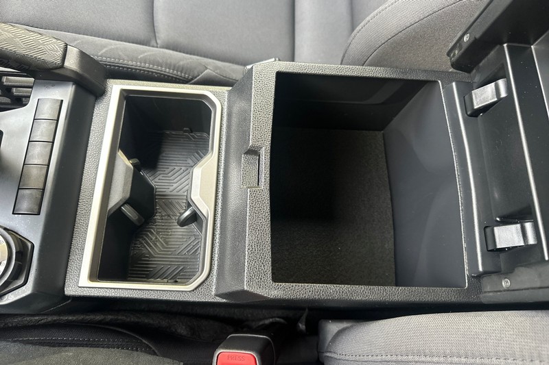 Toyota Tacoma 4WD Vehicle Full-screen Gallery Image 32