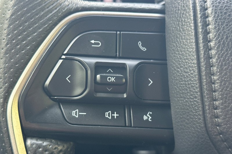 Toyota Tacoma 4WD Vehicle Full-screen Gallery Image 36