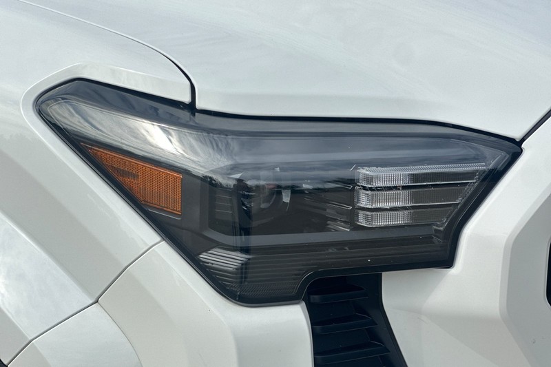 Toyota Tacoma 4WD Vehicle Full-screen Gallery Image 46