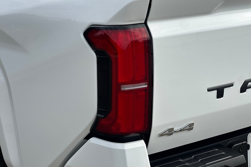 Toyota Tacoma 4WD Vehicle Full-screen Gallery Image 48