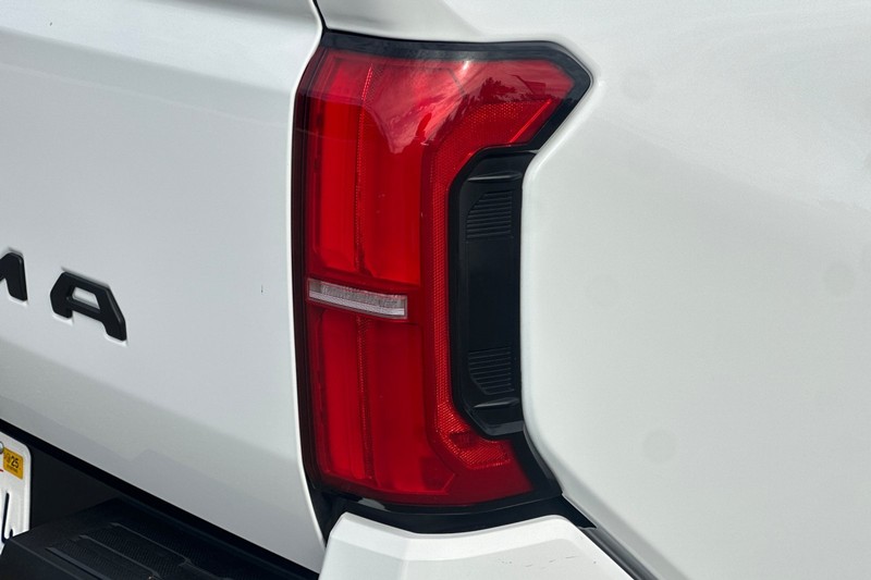 Toyota Tacoma 4WD Vehicle Full-screen Gallery Image 50