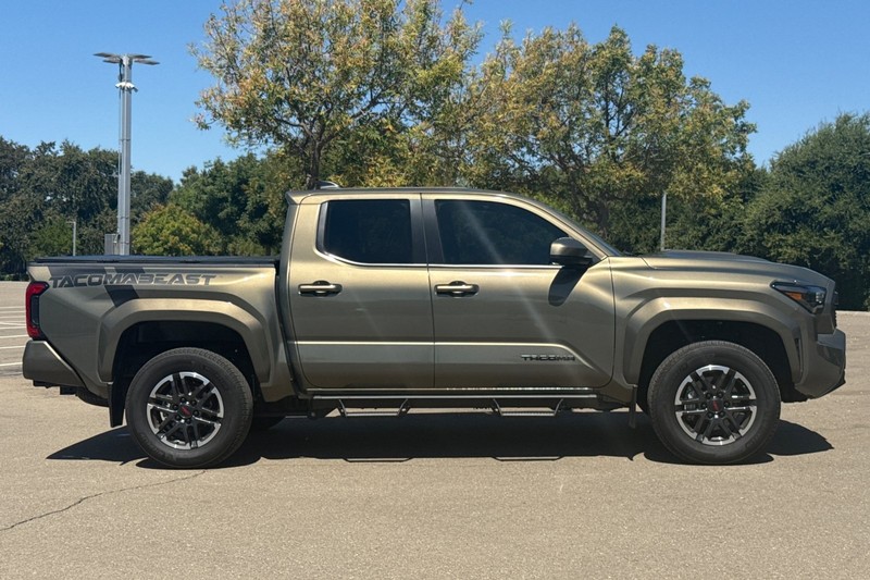 Toyota Tacoma 2WD Vehicle Full-screen Gallery Image 03