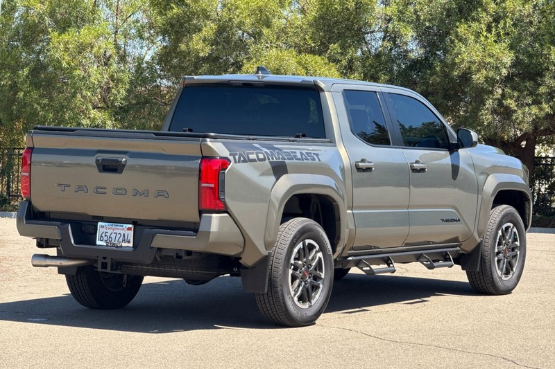 Toyota Tacoma 2WD Vehicle Full-screen Gallery Image 04