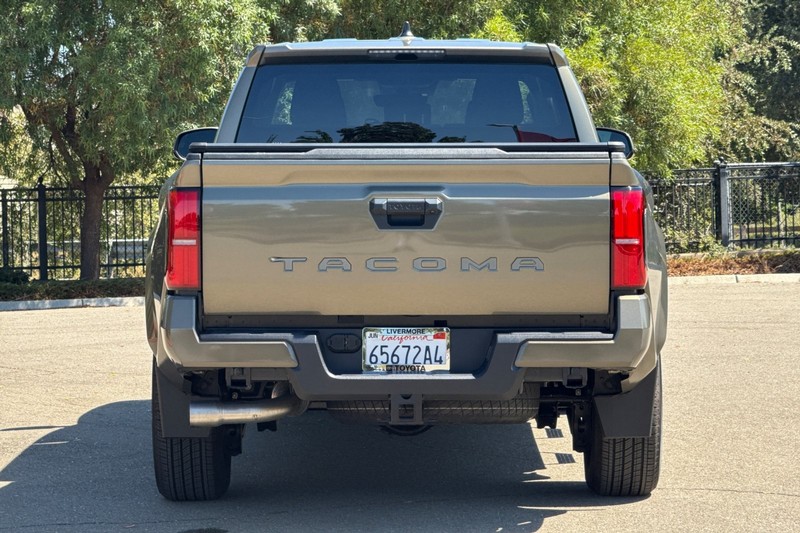Toyota Tacoma 2WD Vehicle Full-screen Gallery Image 05
