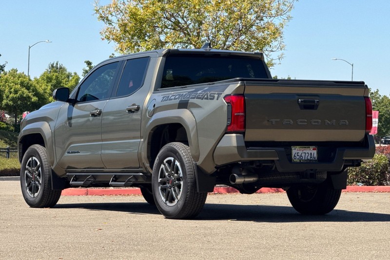 Toyota Tacoma 2WD Vehicle Full-screen Gallery Image 06