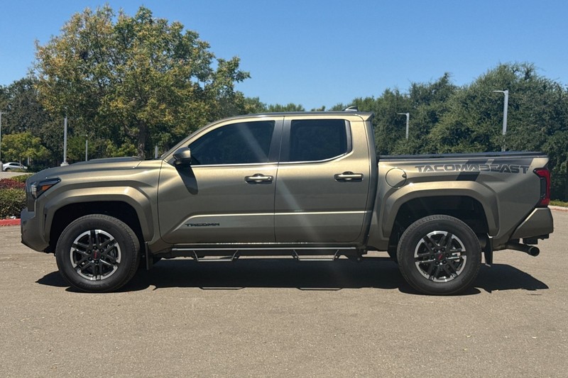 Toyota Tacoma 2WD Vehicle Full-screen Gallery Image 07