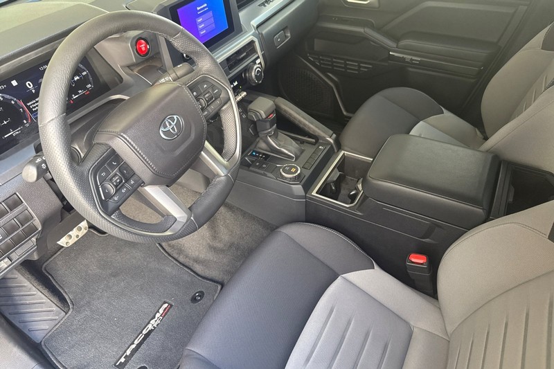 Toyota Tacoma 2WD Vehicle Full-screen Gallery Image 10