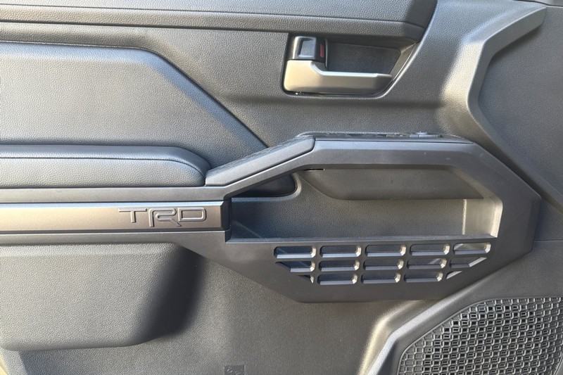 Toyota Tacoma 2WD Vehicle Full-screen Gallery Image 11