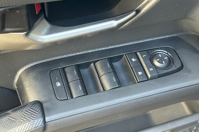 Toyota Tacoma 2WD Vehicle Full-screen Gallery Image 12
