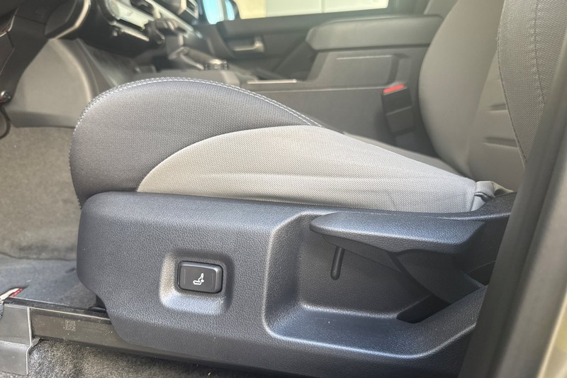 Toyota Tacoma 2WD Vehicle Full-screen Gallery Image 13