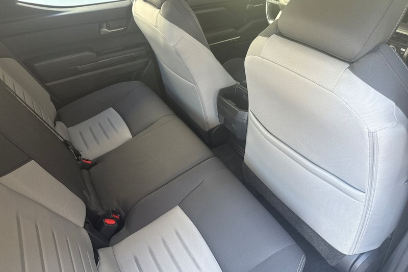 Toyota Tacoma 2WD Vehicle Full-screen Gallery Image 17
