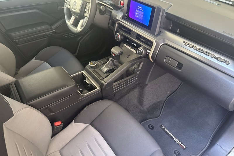 Toyota Tacoma 2WD Vehicle Full-screen Gallery Image 18