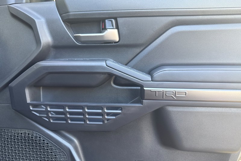 Toyota Tacoma 2WD Vehicle Full-screen Gallery Image 20