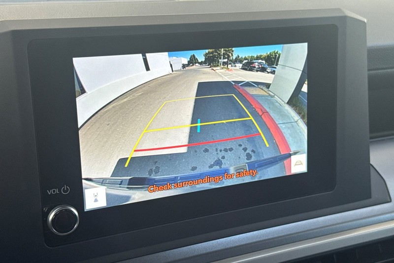 Toyota Tacoma 2WD Vehicle Full-screen Gallery Image 26