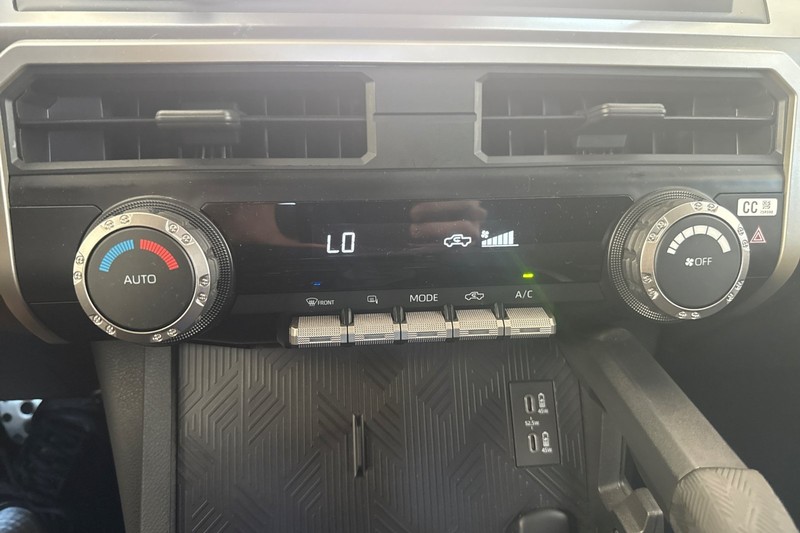 Toyota Tacoma 2WD Vehicle Full-screen Gallery Image 27