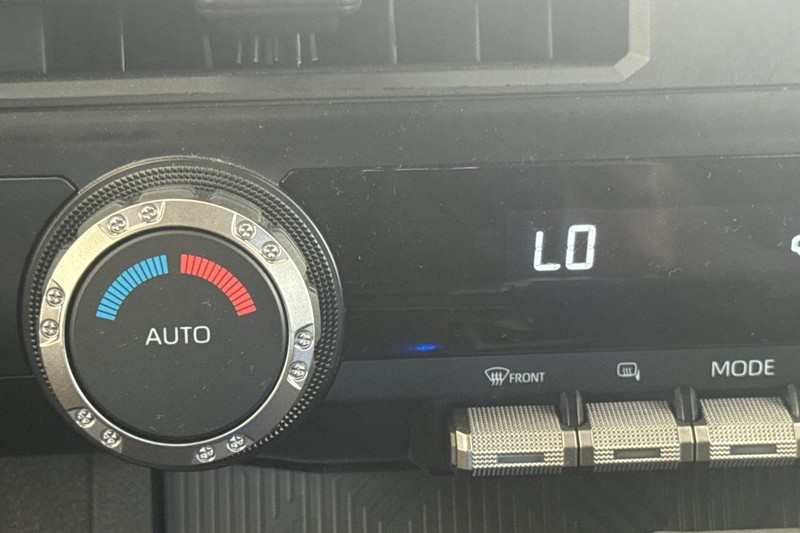 Toyota Tacoma 2WD Vehicle Full-screen Gallery Image 28