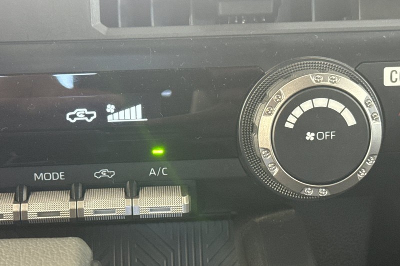 Toyota Tacoma 2WD Vehicle Full-screen Gallery Image 29