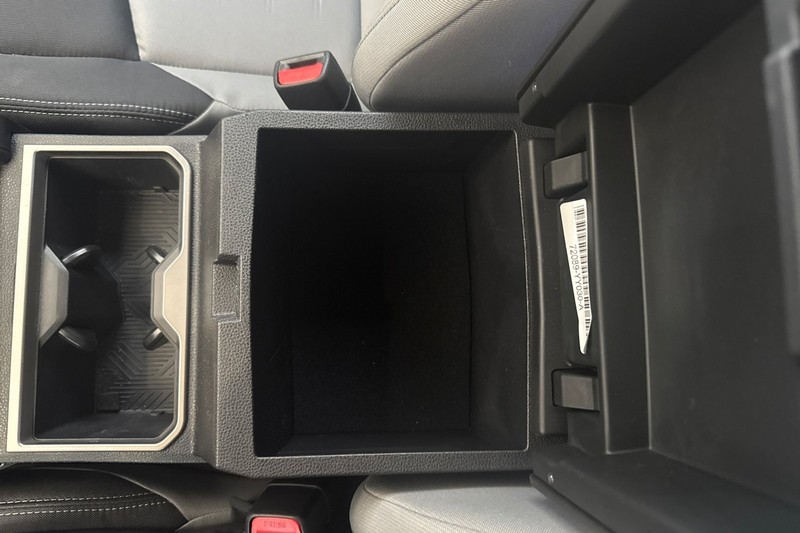 Toyota Tacoma 2WD Vehicle Full-screen Gallery Image 32