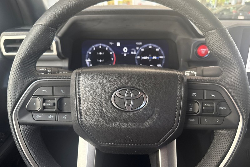 Toyota Tacoma 2WD Vehicle Full-screen Gallery Image 35