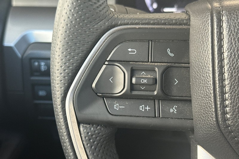 Toyota Tacoma 2WD Vehicle Full-screen Gallery Image 36