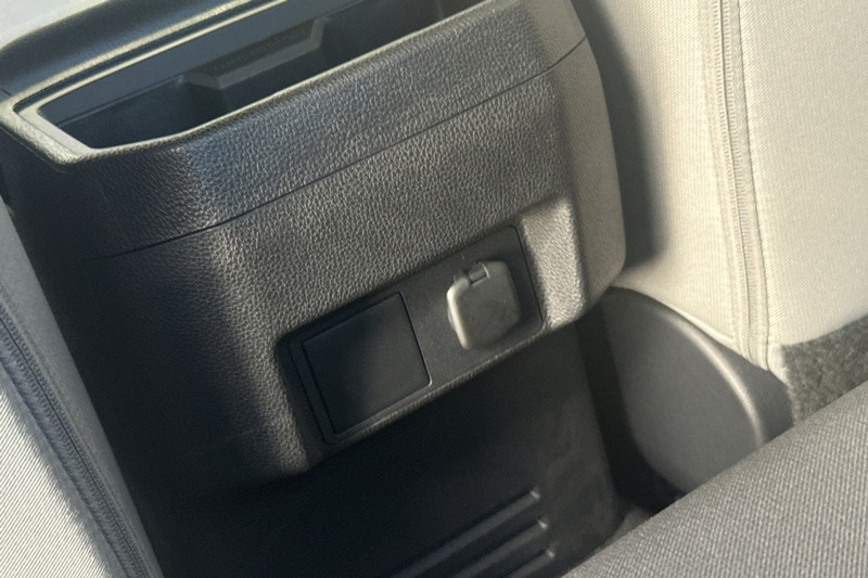 Toyota Tacoma 2WD Vehicle Full-screen Gallery Image 43