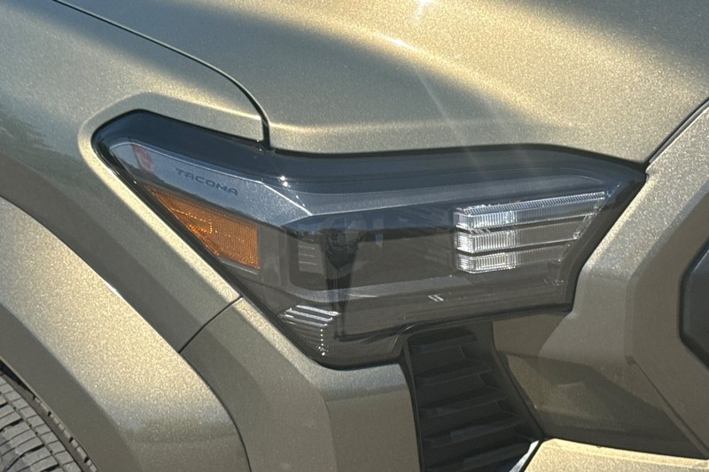 Toyota Tacoma 2WD Vehicle Full-screen Gallery Image 46