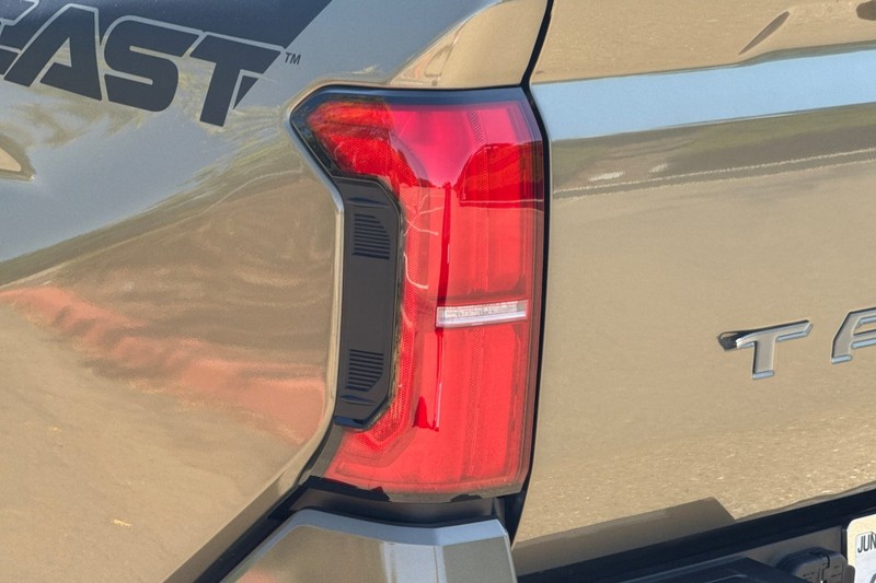 Toyota Tacoma 2WD Vehicle Full-screen Gallery Image 48
