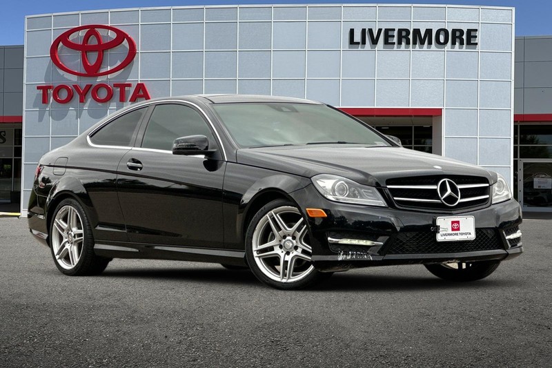 Mercedes-Benz C-Class Vehicle Full-screen Gallery Image 02