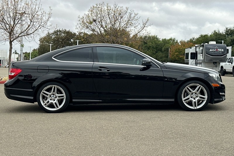 Mercedes-Benz C-Class Vehicle Full-screen Gallery Image 03