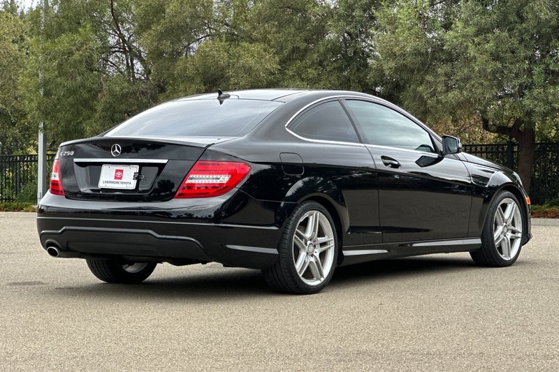 Mercedes-Benz C-Class Vehicle Full-screen Gallery Image 04