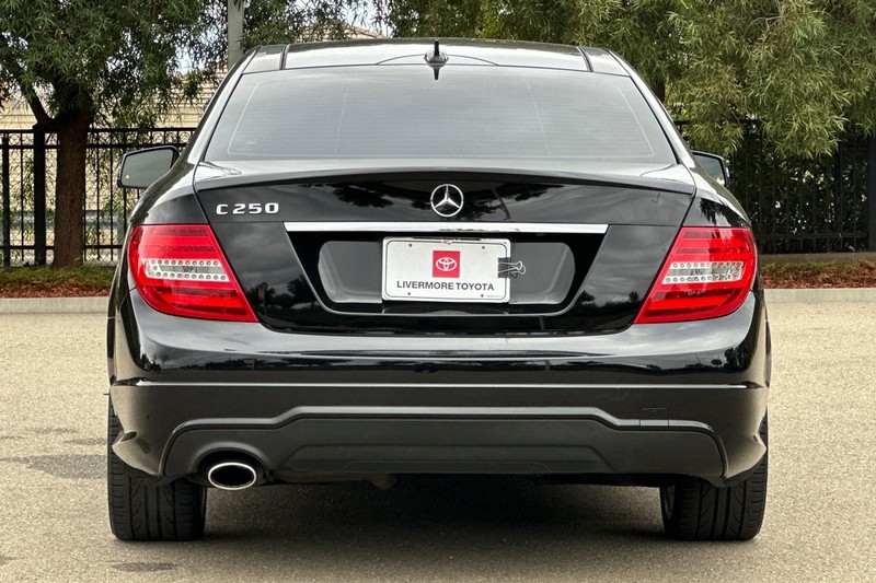 Mercedes-Benz C-Class Vehicle Full-screen Gallery Image 05