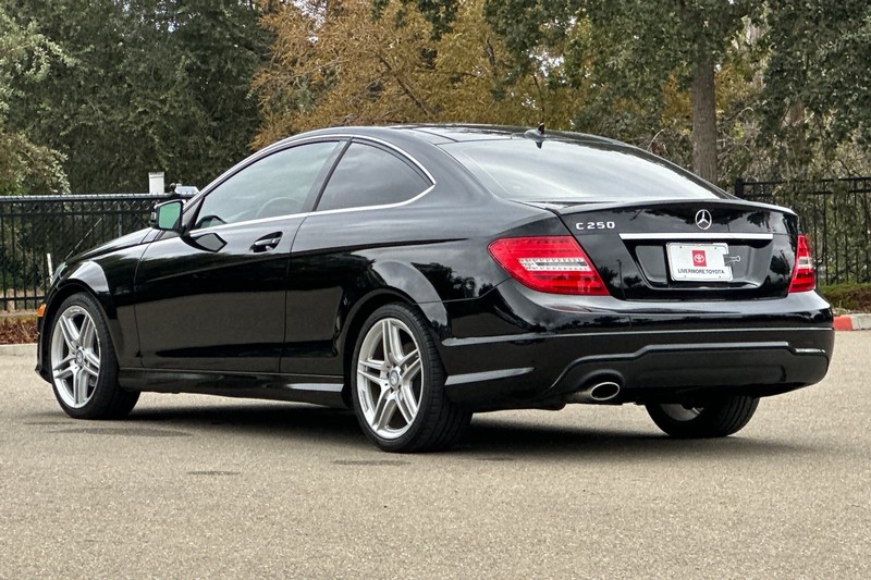 Mercedes-Benz C-Class Vehicle Full-screen Gallery Image 06