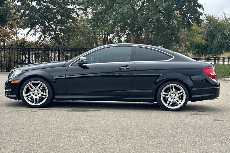 Mercedes-Benz C-Class Vehicle Full-screen Gallery Image 07