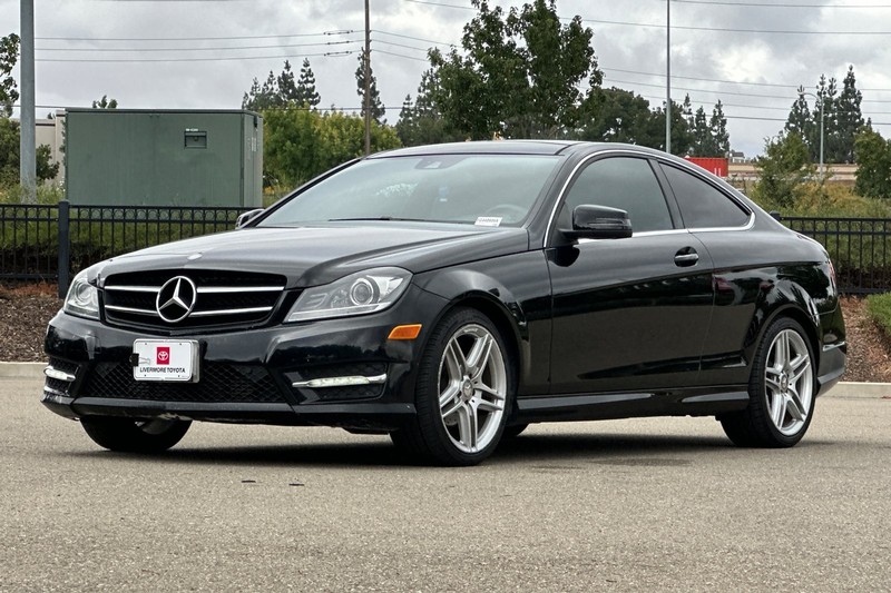 Mercedes-Benz C-Class Vehicle Full-screen Gallery Image 08