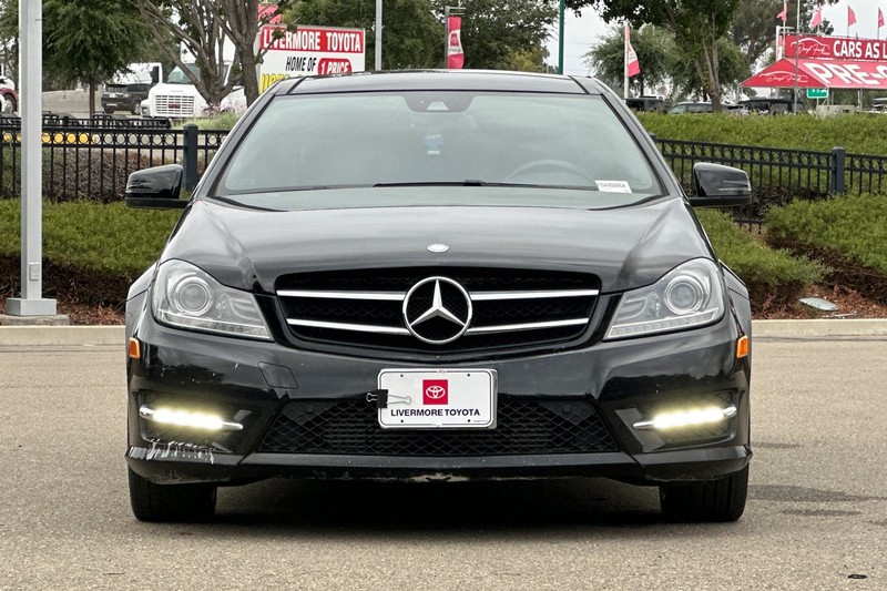 Mercedes-Benz C-Class Vehicle Full-screen Gallery Image 09