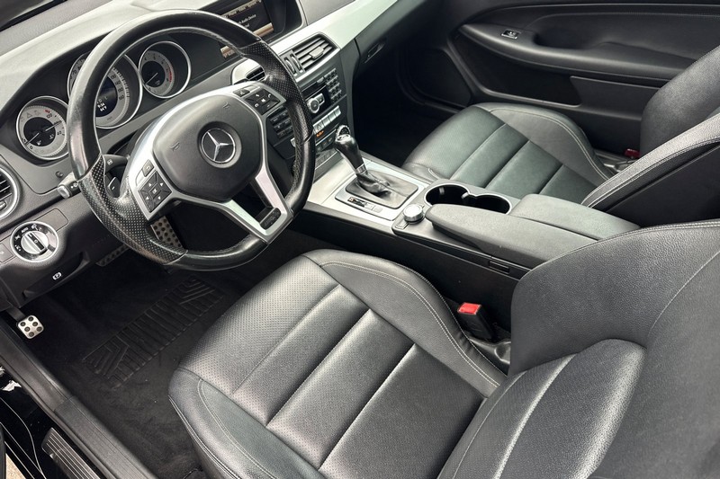 Mercedes-Benz C-Class Vehicle Full-screen Gallery Image 10
