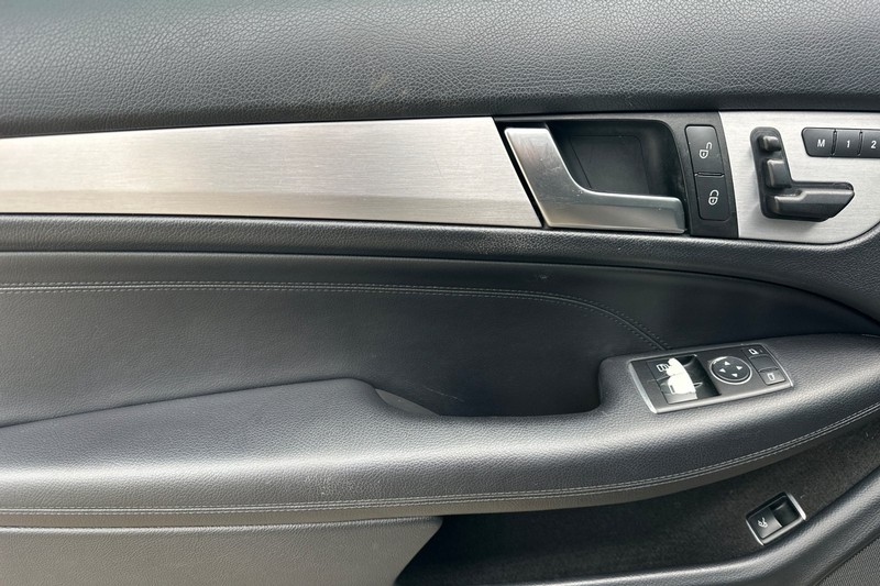 Mercedes-Benz C-Class Vehicle Full-screen Gallery Image 11