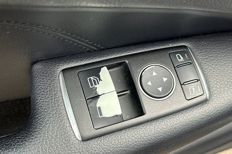 Mercedes-Benz C-Class Vehicle Full-screen Gallery Image 12