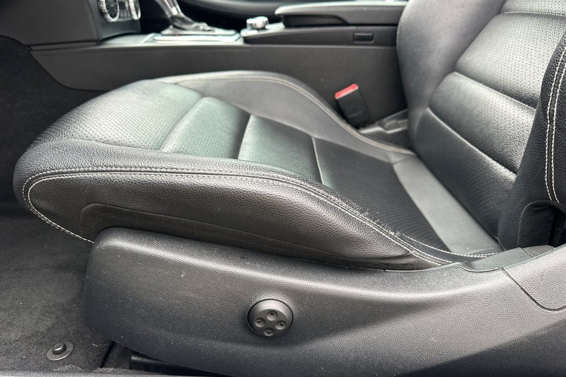 Mercedes-Benz C-Class Vehicle Full-screen Gallery Image 13