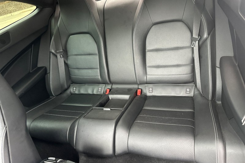 Mercedes-Benz C-Class Vehicle Full-screen Gallery Image 14