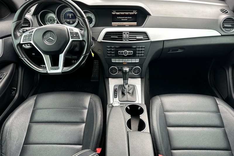 Mercedes-Benz C-Class Vehicle Full-screen Gallery Image 15