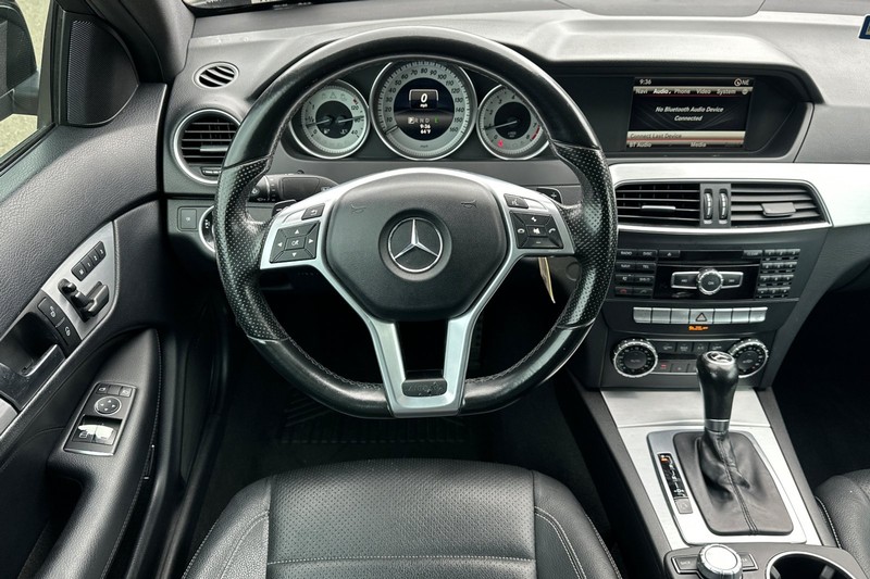 Mercedes-Benz C-Class Vehicle Full-screen Gallery Image 16