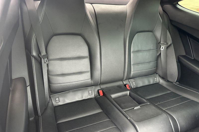 Mercedes-Benz C-Class Vehicle Full-screen Gallery Image 17