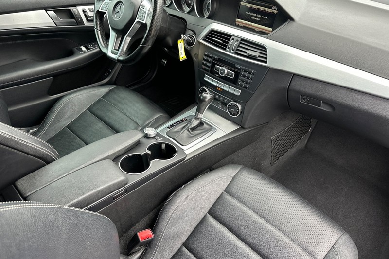 Mercedes-Benz C-Class Vehicle Full-screen Gallery Image 18