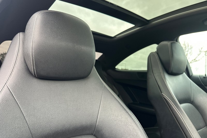 Mercedes-Benz C-Class Vehicle Full-screen Gallery Image 19