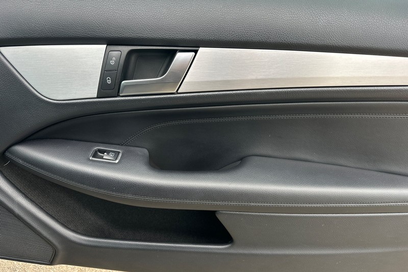 Mercedes-Benz C-Class Vehicle Full-screen Gallery Image 20