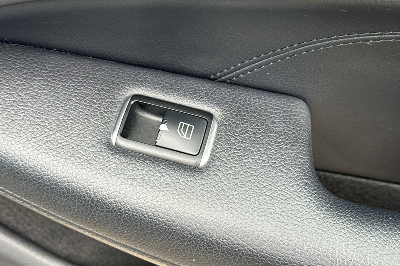 Mercedes-Benz C-Class Vehicle Full-screen Gallery Image 21