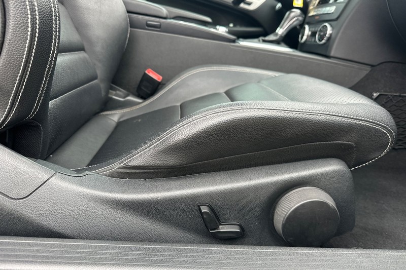 Mercedes-Benz C-Class Vehicle Full-screen Gallery Image 22