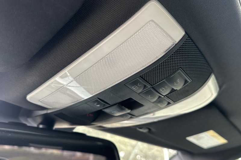 Mercedes-Benz C-Class Vehicle Full-screen Gallery Image 23